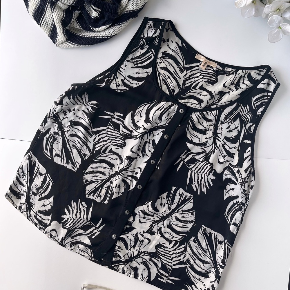 3/$20 Skies Are Blue black and white sleeveless button down top